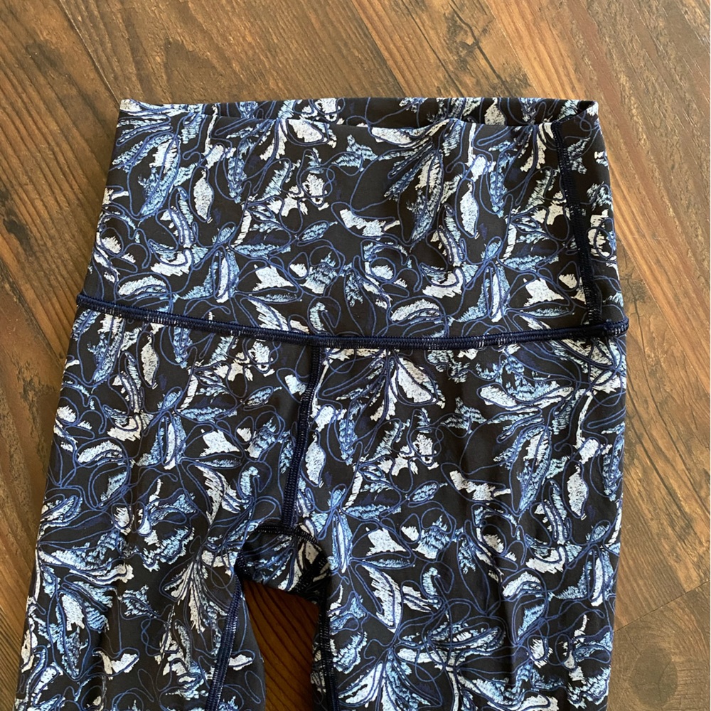Lululemon leggings. Navy print.